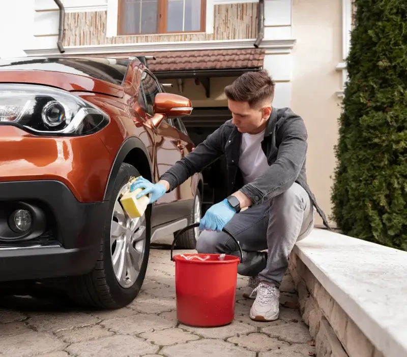 Lavage auto à domicile Sacé : professionnel intervenant sur un véhicule